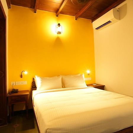 The Sunset Bay Hotel Fort Kochi Buitenkant foto