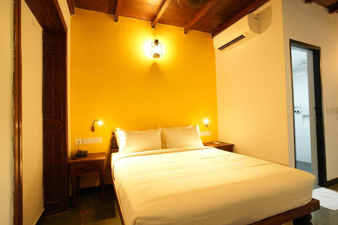 The Sunset Bay Hotel Fort Kochi Buitenkant foto