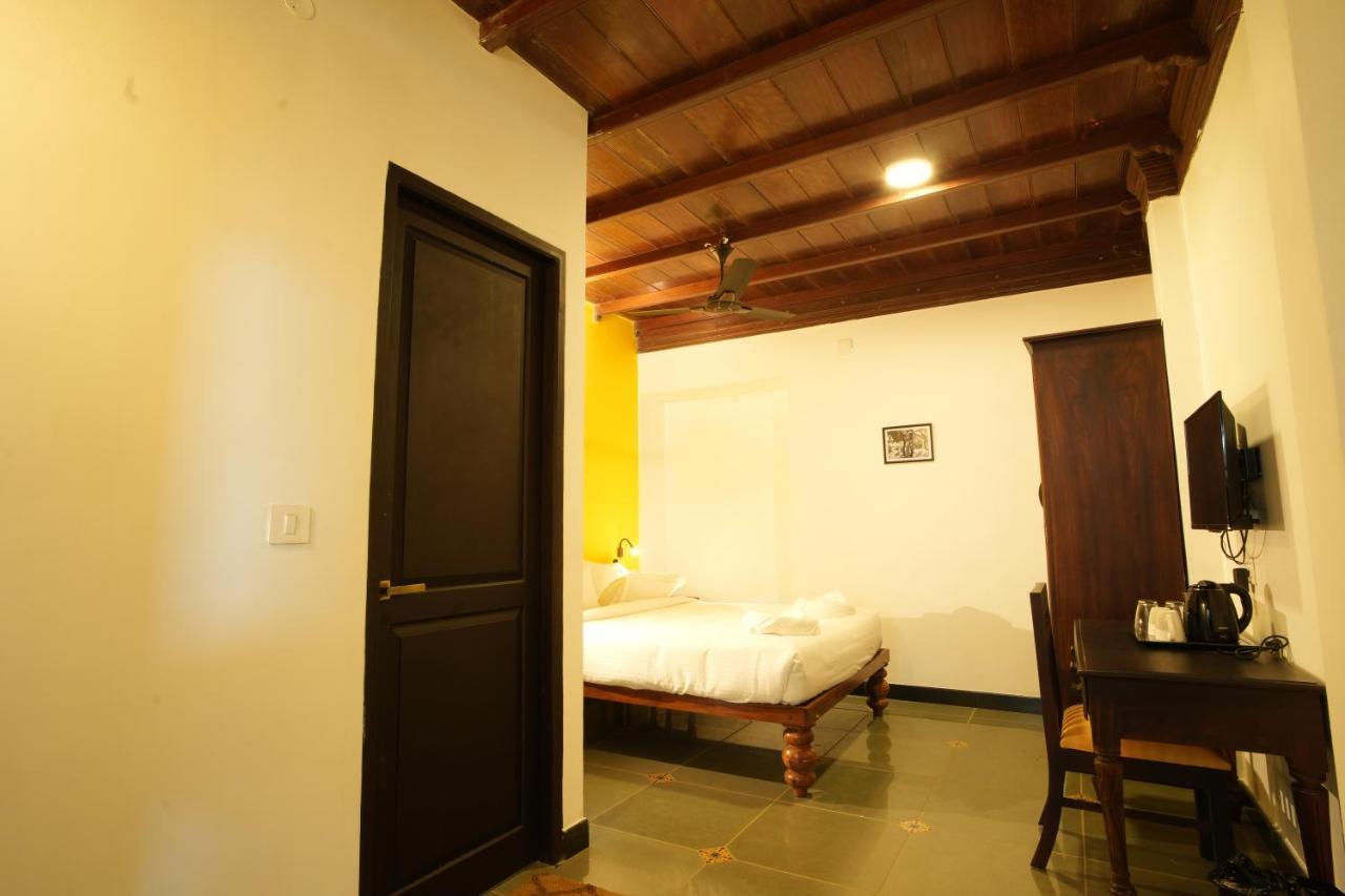 The Sunset Bay Hotel Fort Kochi Buitenkant foto