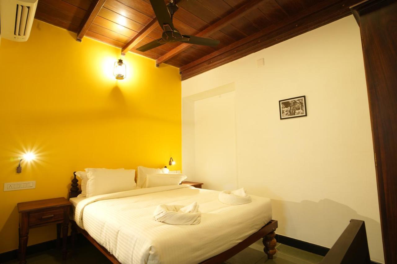 The Sunset Bay Hotel Fort Kochi Buitenkant foto